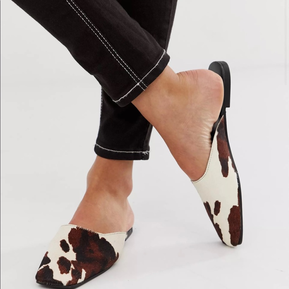 Cow leather mules

100% Leather. Square toed. Cow print. 1cm heel.